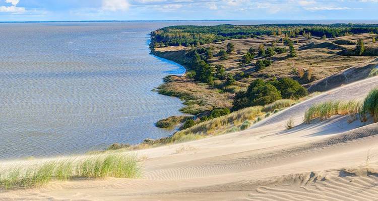 Les dunes majestueuses de la Flèche curienne s'étendent vers les eaux calmes du lagon