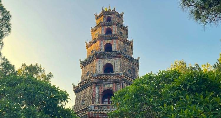 Oude meertrapige Thien Mu Pagoda omgeven door bomen in zacht avondlicht