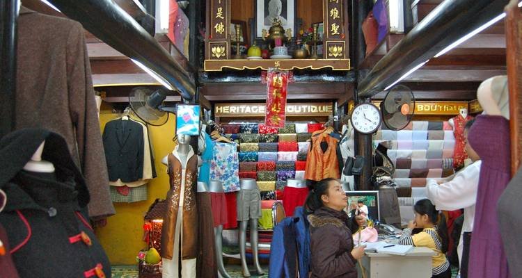 Interieur van een kleurrijke kleermakerswinkel met stoffen, paspop's en klanten die praten over maatwerk