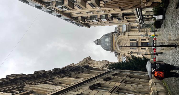 Regenachtige straat die naar het CEC Palace leidt, omgeven door historische stenen gebouwen