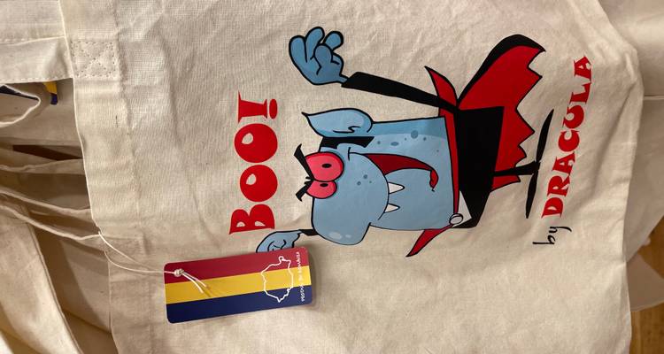 Canvas tas met een cartoon Dracula en de tekst 'Boo!' in een souveniershop