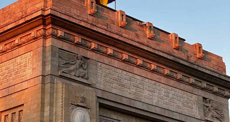 Dicht detail van Boekarest's Triomfboog badend in warm zonsondergaand licht