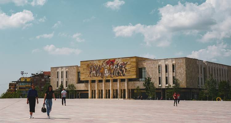 Nationaal Historisch Museum met socialistische mozaïek uitkijkend over het uitgestrekte Skanderbegplein op een zonnige dag