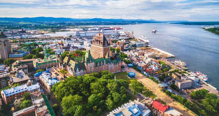 Panorama aérien de la Ville de Québec mettant en évidence le Château Frontenac, le fleuve Saint-Laurent et le quartier historique environnant.
