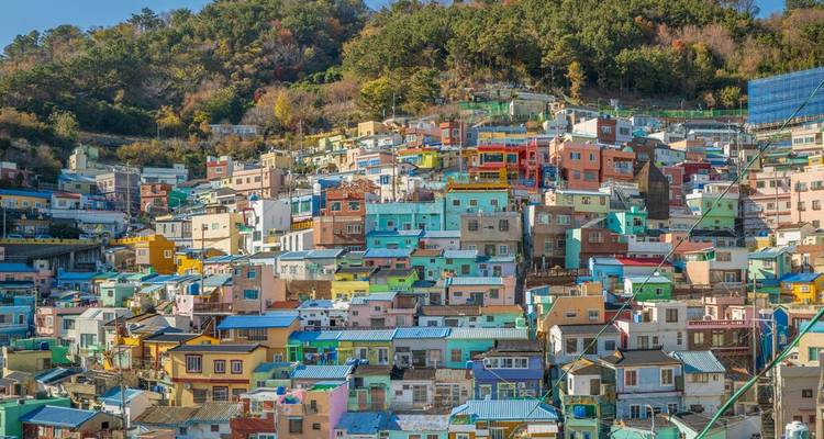 Casas coloridas en las laderas amontonadas juntas en el Pueblo Culturale Gamcheon de Busan.