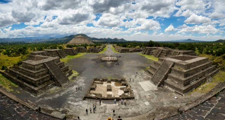 Beeindruckender Panoramablick über die Avenue der Toten und die Pyramiden von Teotihuacan unter einem wolkenbedeckten Himmel.