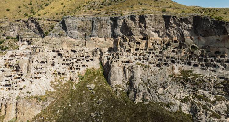 Umfangreicher Höhlenklostercomplex, der in eine Felswand in Vardzia, Georgien, eingemeißelt ist.