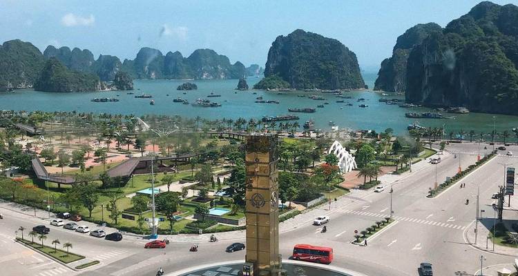 Urbaan panorama van Ha Long City met rotonde en waterfront omgeven door dramatische karstformaties.
