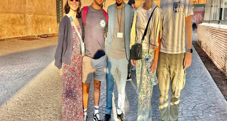 Stel vrienden die casual poseren op een kasseienstraat verlicht door warm licht van de late middagzon in Marrakech.