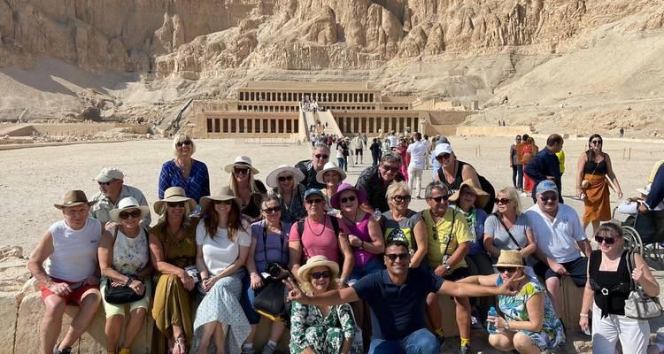 Grand groupe de voyage rassemblé devant le Temple d'Hatchepsout sous le soleil désertique éclatant