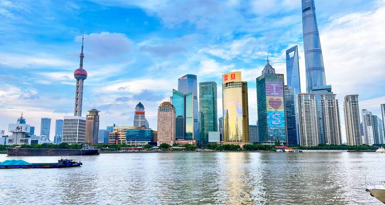 L'horizon moderne de Shanghai avec la Tour de la Perle orientale et les gratte-ciel se reflétant dans le fleuve Huangpu