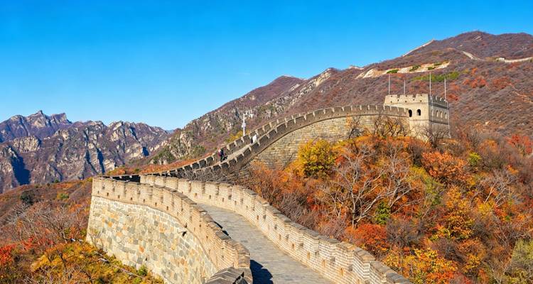 Les remparts de pierre de la Grande Muraille de Chine serpentant sur les collines automnales colorées