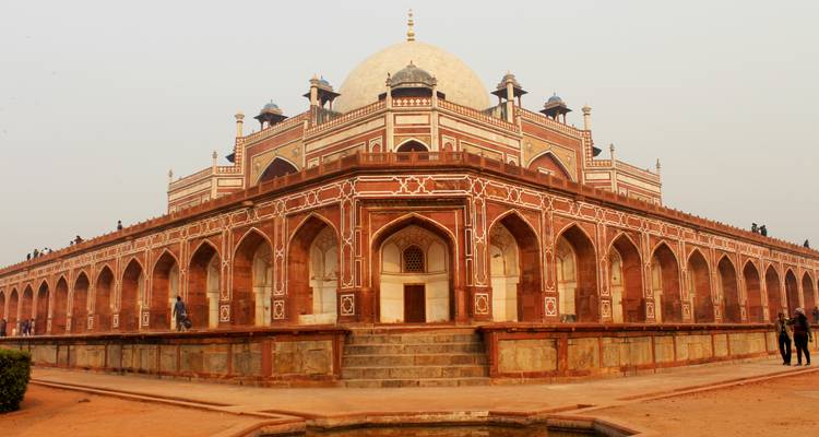 Das majestätische rote Sandstein-Mausoleum Humayun's Tomb, umrahmt von einem dunstigem Himmel.