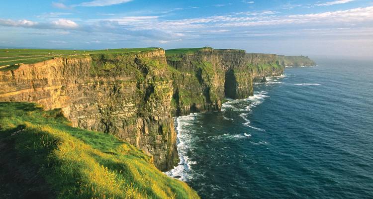 Les falaises emblématiques de Moher s'étendant le long de la côte atlantique avec des vagues qui s'écrasent en bas.