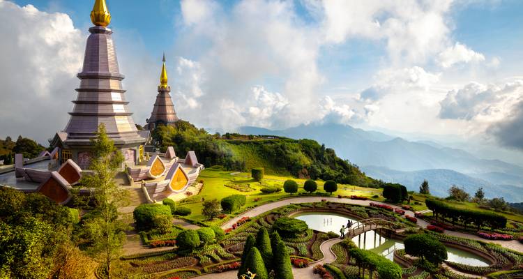 Zwillingspagodon des Doi Inthanon, die sich über sorgfältig angelegte Gärten und neblige Berglandschaften erheben.