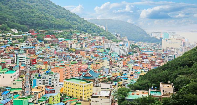 Die farbenfrohen Häuser am Hang des Gamcheon Culture Village in Busan erstrecken sich zum Meer hin.
