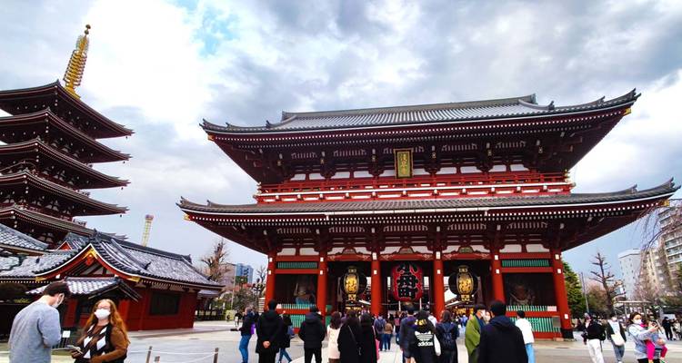 Multitudes de visitantes llegan al complejo del Templo Senso-ji con su icónica Puerta del Trueno y su pagoda de cinco pisos.