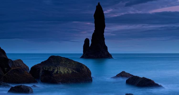 Meeresküsten und Felsen im nächtlichen Meer