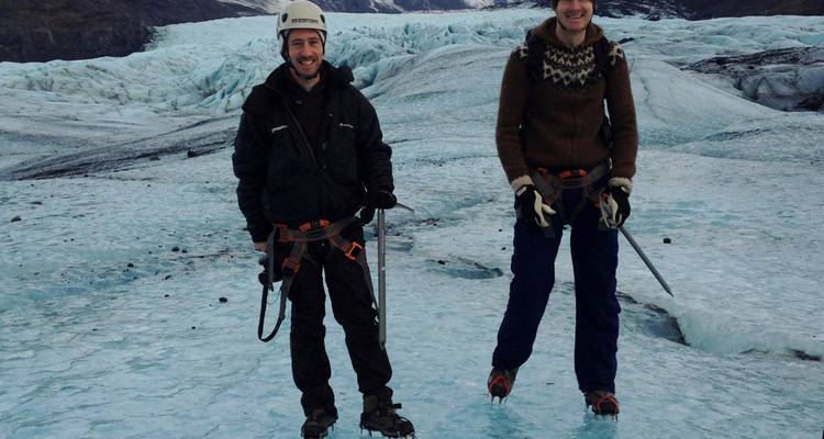 Zwei Personen, ausgerüstet für das Eisklettern auf einem Gletscher.