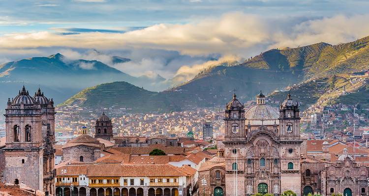 Vue panoramique de la Cathédrale de Cusco et des toits coloniaux avec les Andes brumeuses en arrière-plan