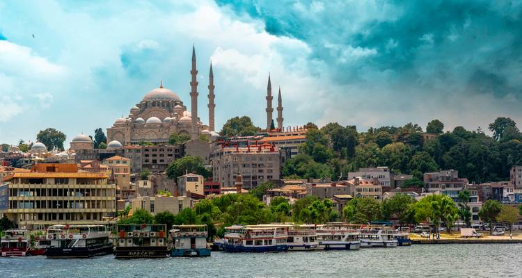 Istanbul skyline met de Suleymaniye Moskee uitstekend boven de Bosporus en aangemeerde veerboten