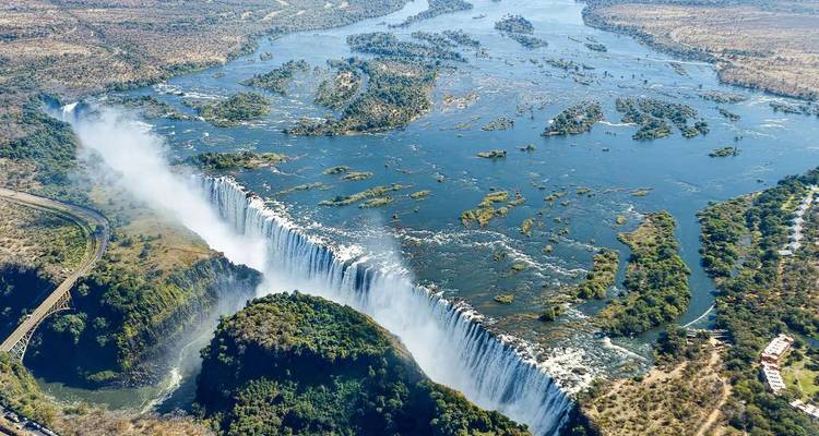 Vue aérienne des chutes Victoria avec une cascade rugissante et le vaste fleuve Zambèze