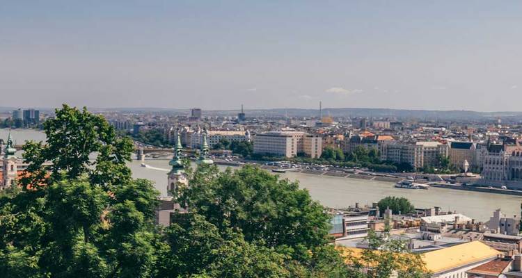 Vue panoramique sur le Danube et la skyline de Budapest par une journée d'été brumeuse.