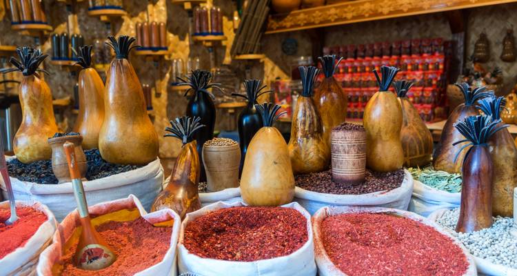 Farbenfrohe Auslage von usbekischen Gewürzen und Trockenwaren in offenen Säcken auf einem traditionellen Basar.