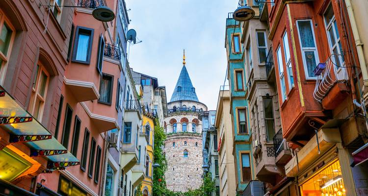 Der ikonische Galata-Turm, umrahmt von farbenfrohen engen Gebäuden im alten Stadtteil Istanbuls.