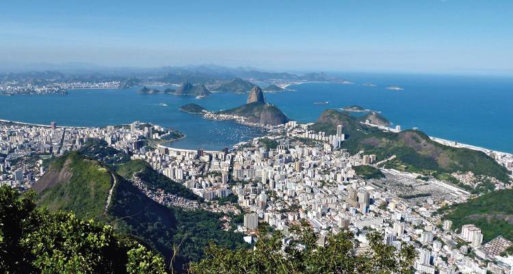 Panoramische Luftaufnahme von Rio de Janeiro mit dem Zuckerhut und der blauen Atlantikküste unter klarem Himmel.