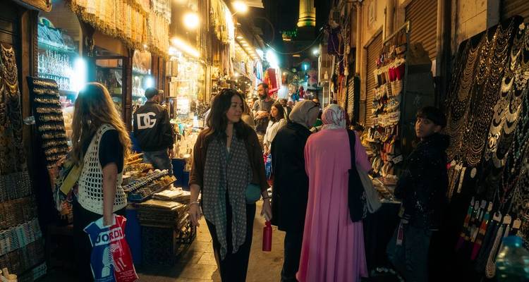 Une promenade en soirée à travers le marché Khan el-Khalili du Caire révèle des lanternes étincelantes et des étals animés.