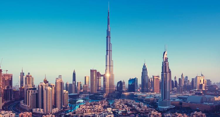 Klare Morgenaussicht auf Dubais Wolkenkratzer-Skyline, dominiert vom Burj Khalifa.