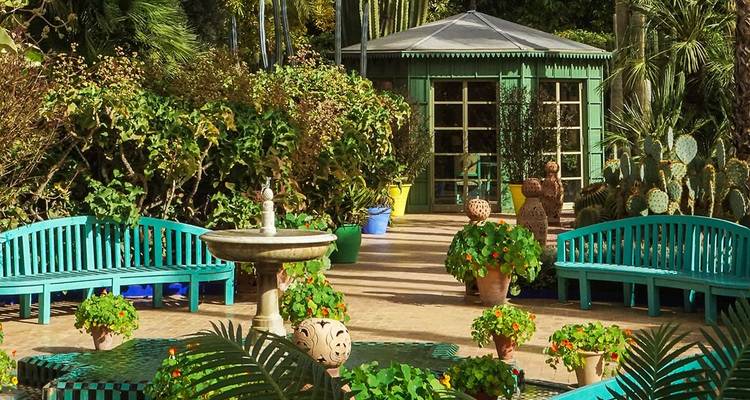 Pavillon vert, fontaine et pots colorés à l'intérieur du Jardin Majorelle