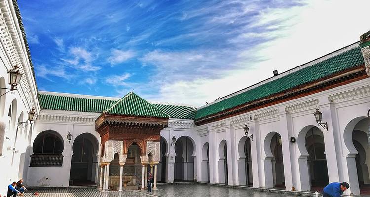 Cour de la Mosquée Al Quaraouiyine avec toit aux carreaux verts sous un ciel bleu