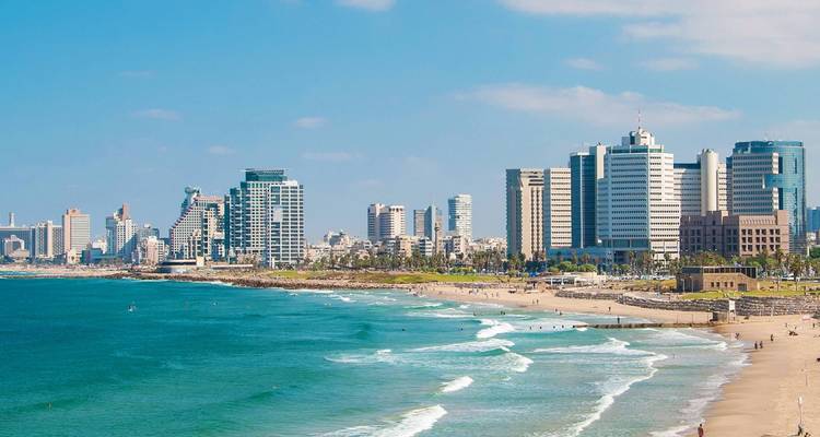 Vista panorámica del horizonte moderno de la playa de Tel Aviv con suaves olas del Mediterráneo.