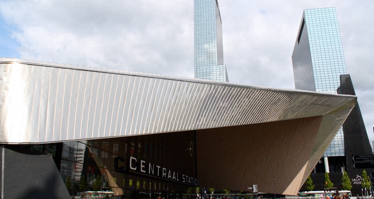 L'entrée angulaire de la gare centrale de Rotterdam se dresse devant des tours de verre élancées.