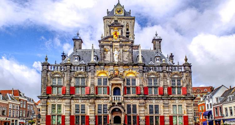 L'hôtel de ville au style Renaissance orné de Delft se détache sur un ciel lumineux.