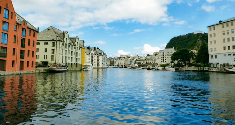 Schilderachtig kanaal omzoomd door kleurrijke Art Nouveau-gebouwen in Ålesund op een heldere dag.