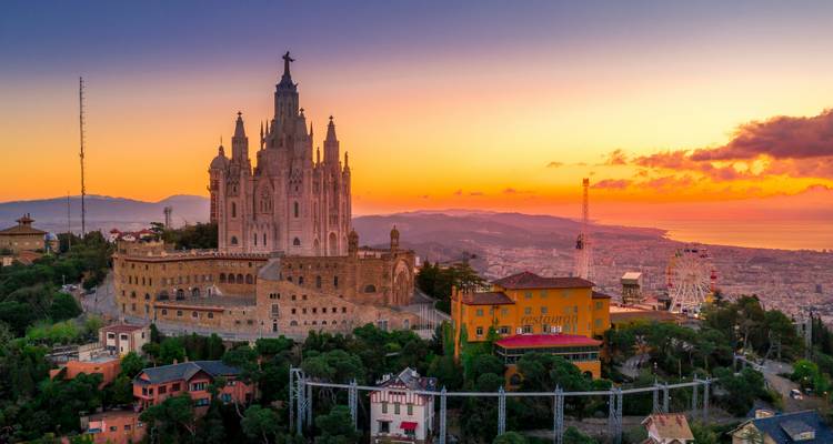 Panorama au coucher de soleil du Mont Tibidabo avec le Temple du Sacré-Coeur surplombant Barcelone et la mer