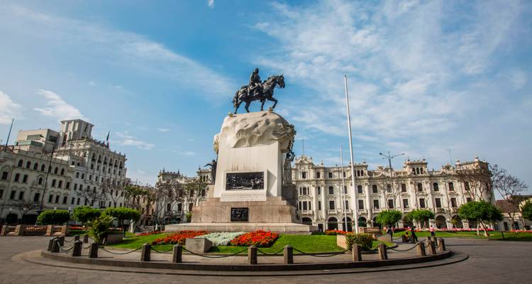 Place avec statue équestre et élégants bâtiments coloniaux encadrés par des ciels bleus au centre de Lima.