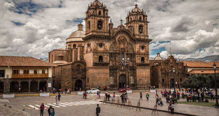 La cathédrale baroque en pierre domine la place principale de Cusco, animée par les habitants et les touristes.