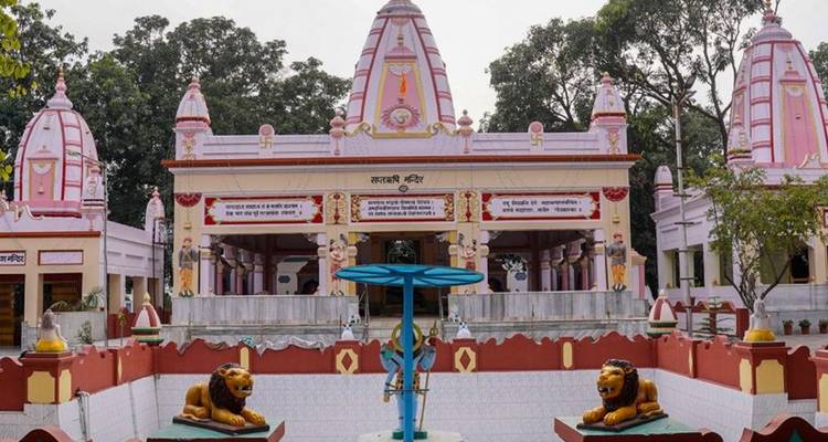 Pink-and-cream temple courtyard featuring lion statues and a central fountain.