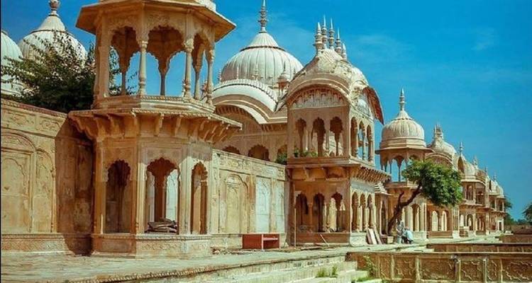 Rangée de cénotaphes en grès avec dômes sous un ciel bleu éclatant.