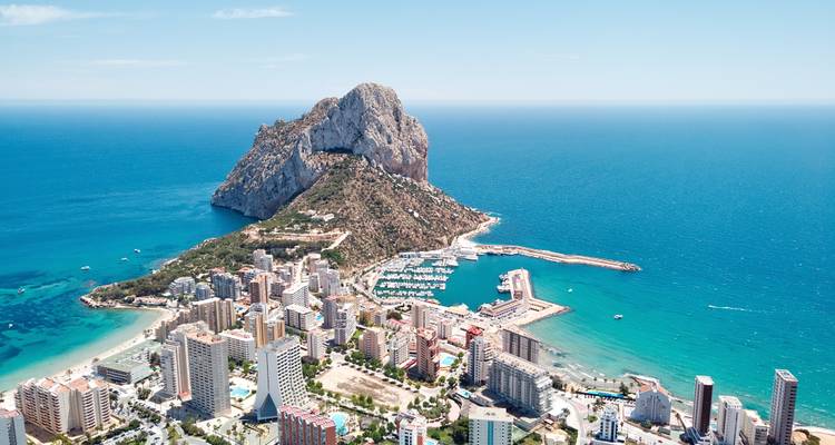 Vista aérea del paisaje urbano de Calpe dominado por la rocosa península del Peñón de Ifach que se adentra en el mar
