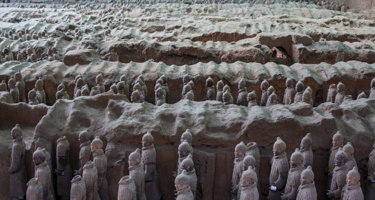 Extensas filas de Guerreros de Terracota excavados de pie en fosas de tierra