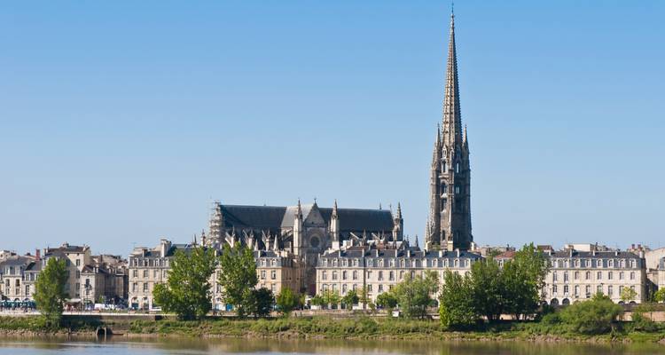 La aguja gótica de la Basílica de Saint-Michel se eleva sobre los edificios de la ribera de Burdeos.
