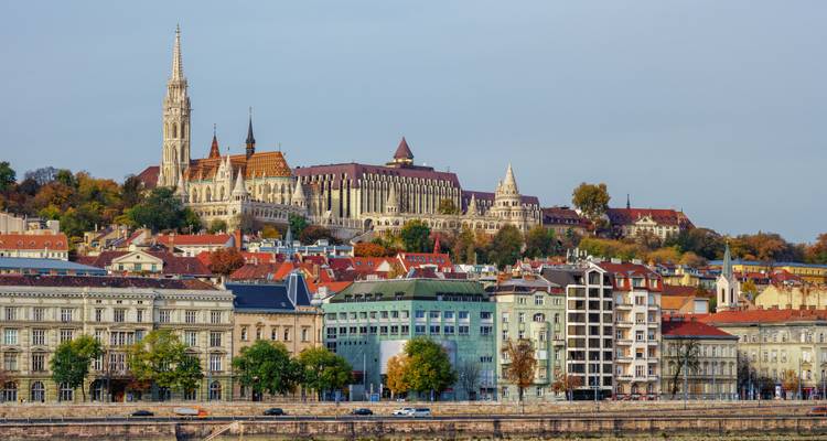 Flanc de colline coloré de Budapest avec la Bastille des Pêcheurs et l'Église Matthias s'élevant au-dessus de l'embarcadère du Danube.