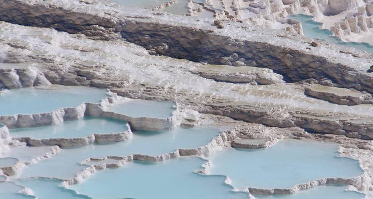 Terrazas de travertino blanco llenas de piscinas termales de color turquesa en Pamukkale.