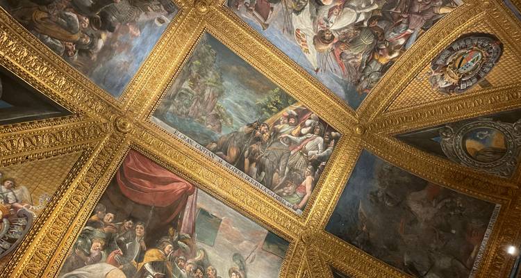 Uitgebreide vergulde plafondpanelen met historische en religieuze taferelen in levendige kleuren.