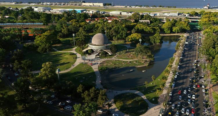 Luchtfoto van het Galileo Galilei Planetarium, het omringende park, de lagune en de stadsvliegveld in de verte